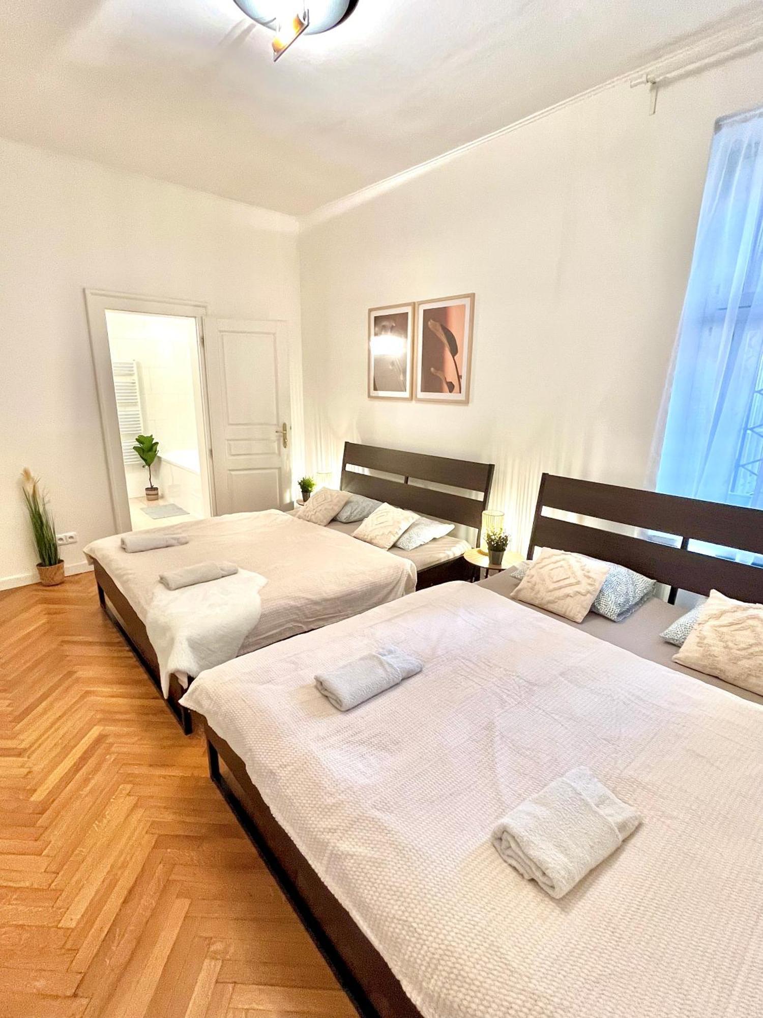 Apartment Mia - Old Town, Ac Bratislava Buitenkant foto