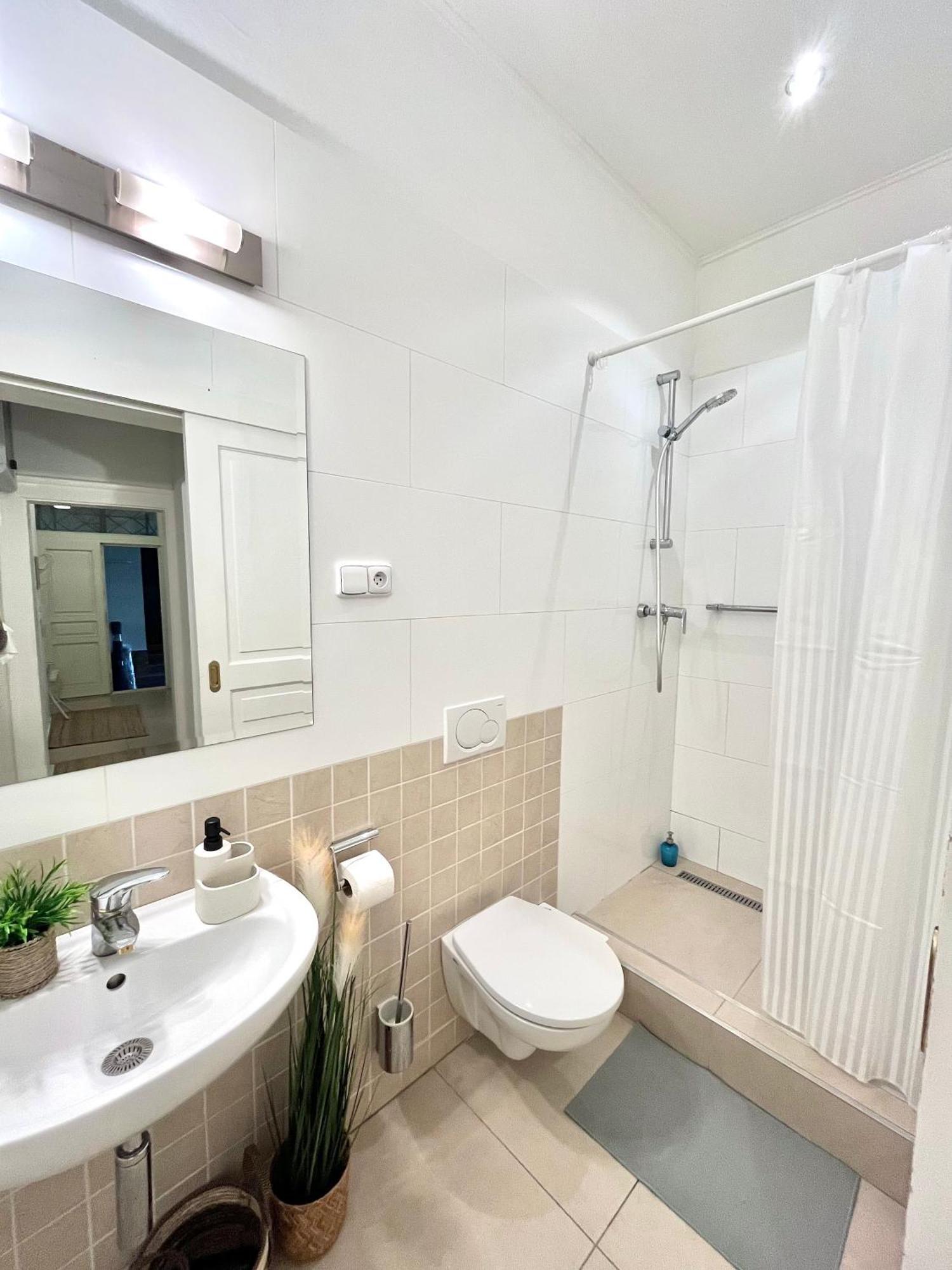 Apartment Mia - Old Town, Ac Bratislava Buitenkant foto